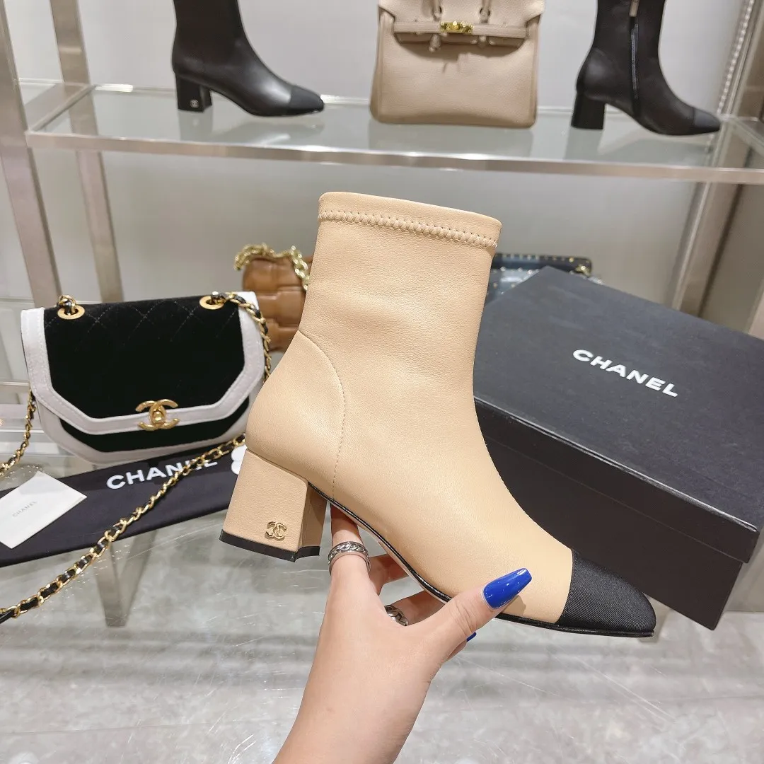 👟👟Ex-factory price 620👟👟 👑Chanel Chanel Xiaoxiang Wannian classic stitching thick heel short boots. 🔻Interpretation of elegant little fragrance〰️Super textured style, low-key but not simple, elegant and noble, especially the small double CLOGO embellishment on the heel, and the simple splicing of different materials on the toe casually reveal elegance and sophistication. It feels like walking on the ground without tiring your feet at all👌🏻. 👟👟👟👟The upper is made of imported Italian lambskin🐑, the lining is lambskin, and the Italian cow leather outsole. Heel height: 5cm. size: 35-39 (34, 40 can be customized)